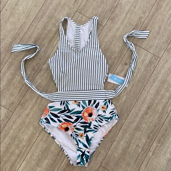 Cupshe Other - One-piece cutout bathing suit